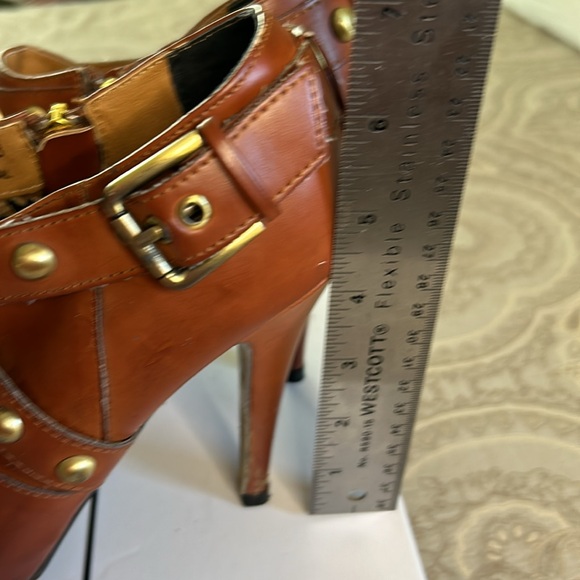 Brown bootie with good detail. 3.5” heel+ 1” platform sole. Size 8 - Picture 10 of 12